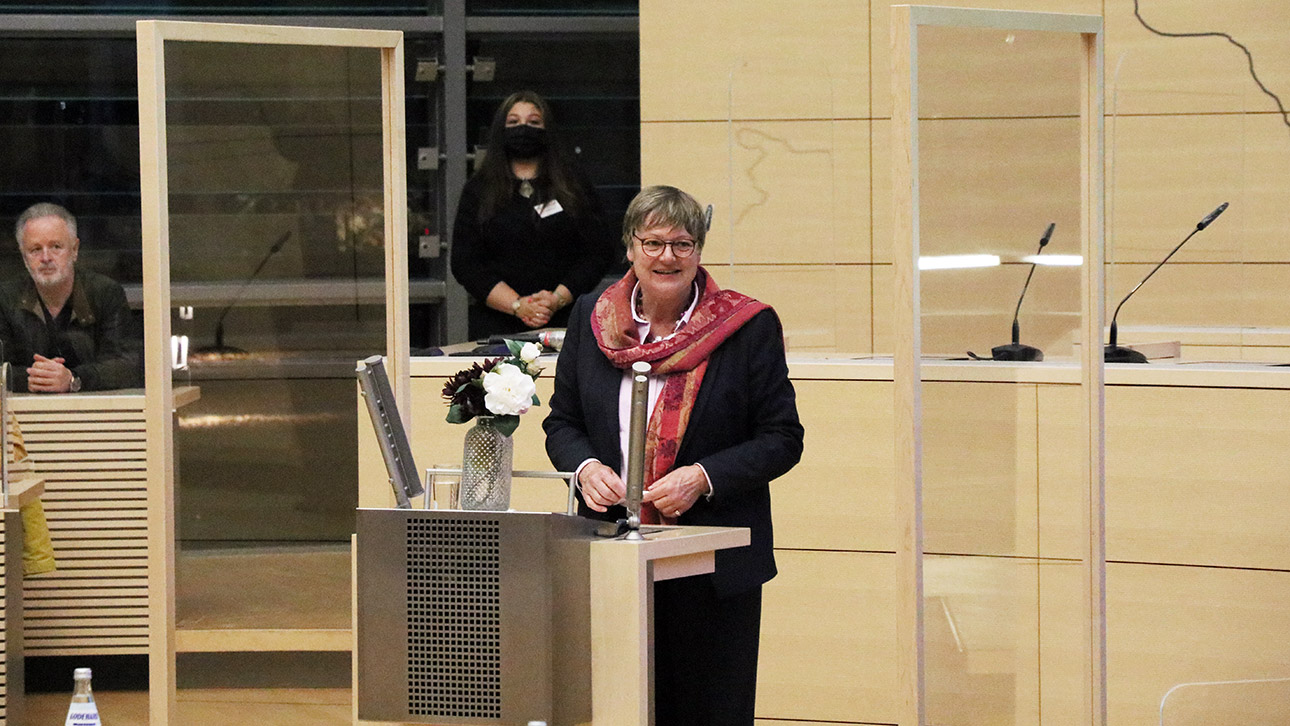 Landtagsvizepräsidentin Kirsten Eickhoff-Weber spricht ein Grußwort im Plenarsaal des Landtages.