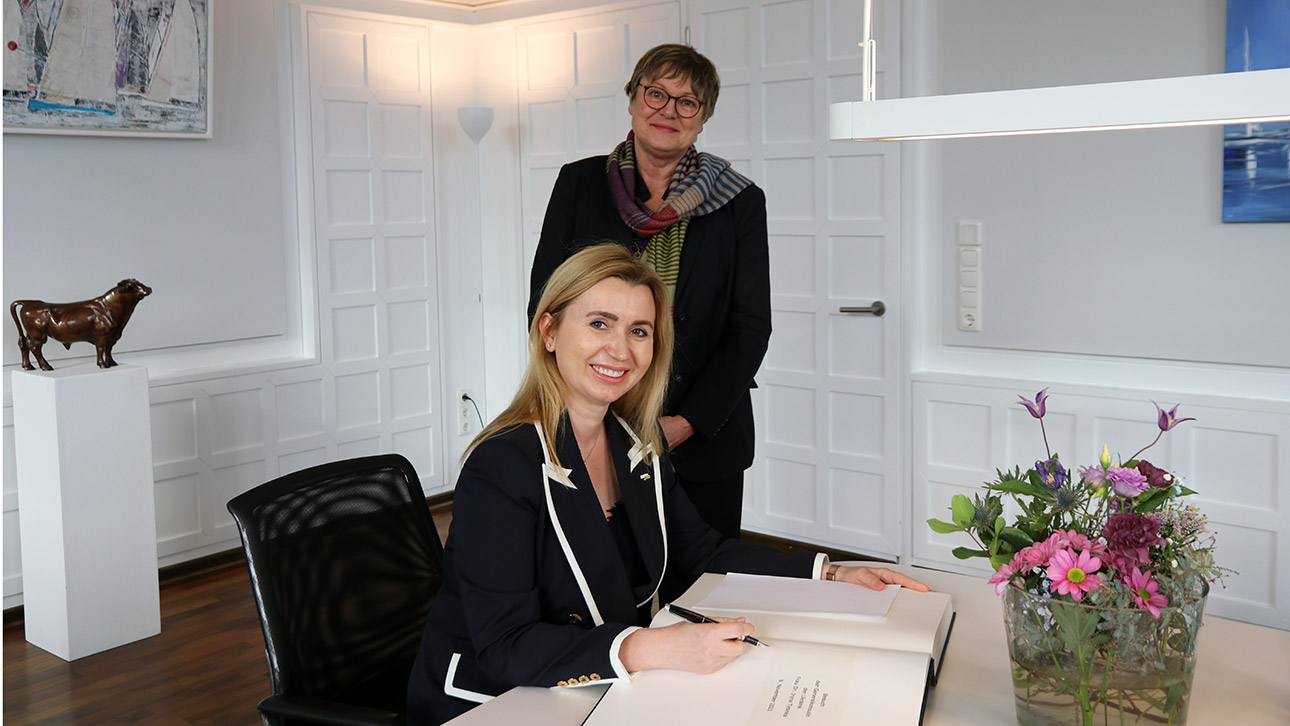Die Generalkonsulin der Ukraine in Hamburg, Irina Tybinka, trägt sich im Beisein von Parlamentspräsidentin Eickhoff-Weber in das Gästebuch des Landtages ein.