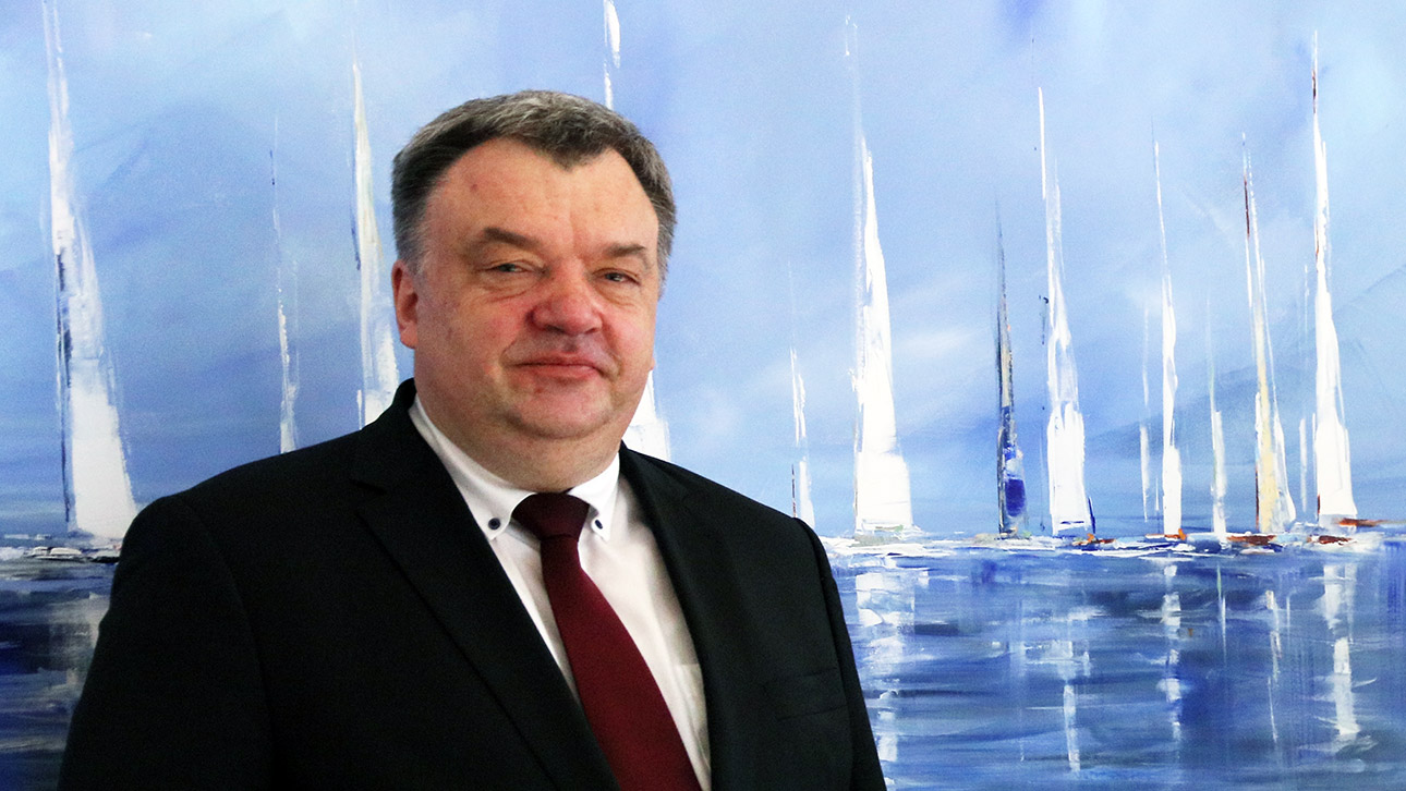 Porträt des litauischen Botschafters Ramūnas Misiulis im Präsidentenbüro des Landtages.