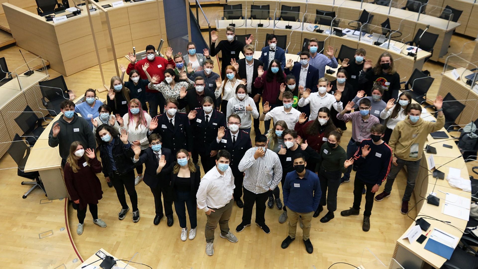 Gruppenfoto im Plenarsaal: "Jugend im Landtag" tagt im Landeshaus.