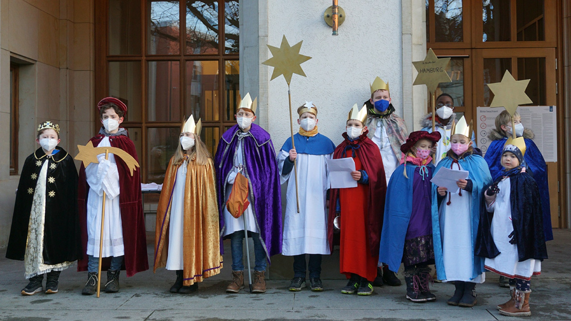 Vor dem Landeshaus freuen sich zwölf königlich gekleidete Sternsinger, die dem Landtag den traditionellen Segen überbracht hatten.