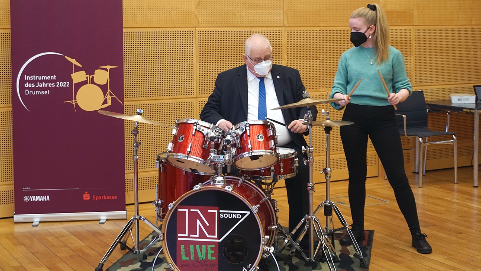 Landtagspräsident Klaus Schlie übt Schlagzeug spielen bei der Vorstellung des Instrument des Jahres