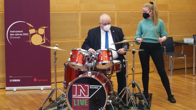 Landtagspräsident Klaus Schlie übt Schlagzeug spielen bei der Vorstellung des Instrument des Jahres