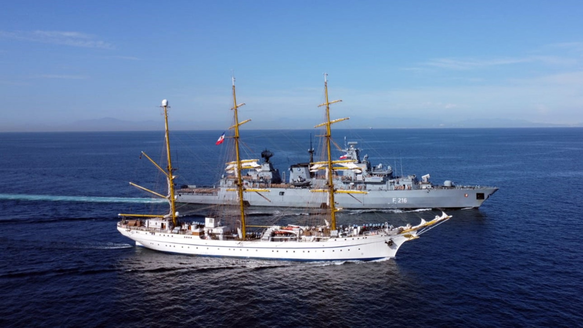 Das Segelschulschiff "Gorch Fock" und die Fregatte "Schleswig-Holstein" treffen sich in der Straße von Gibraltar. 