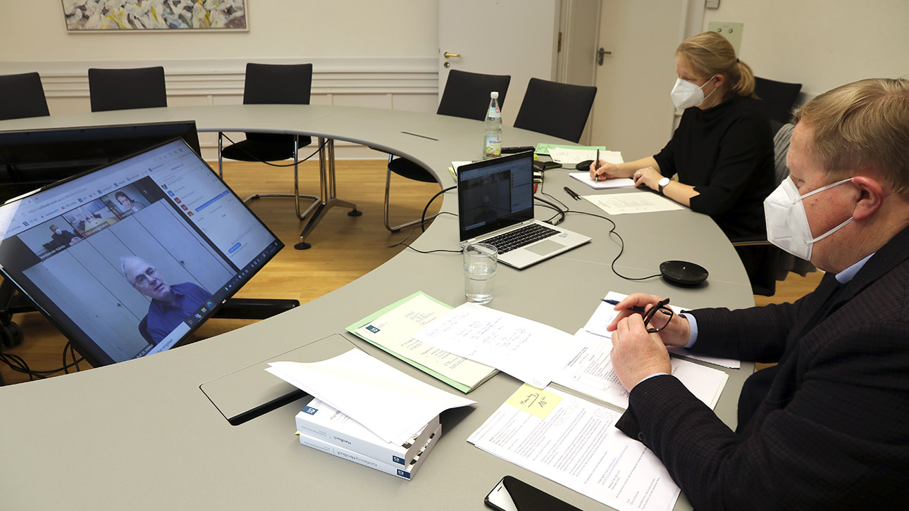 Der Ausschussvorsitzende Werner Kalinka und die Stenografin Dörte Schönfelder begleiten die digitale Anhörung des Sozialausschusses.