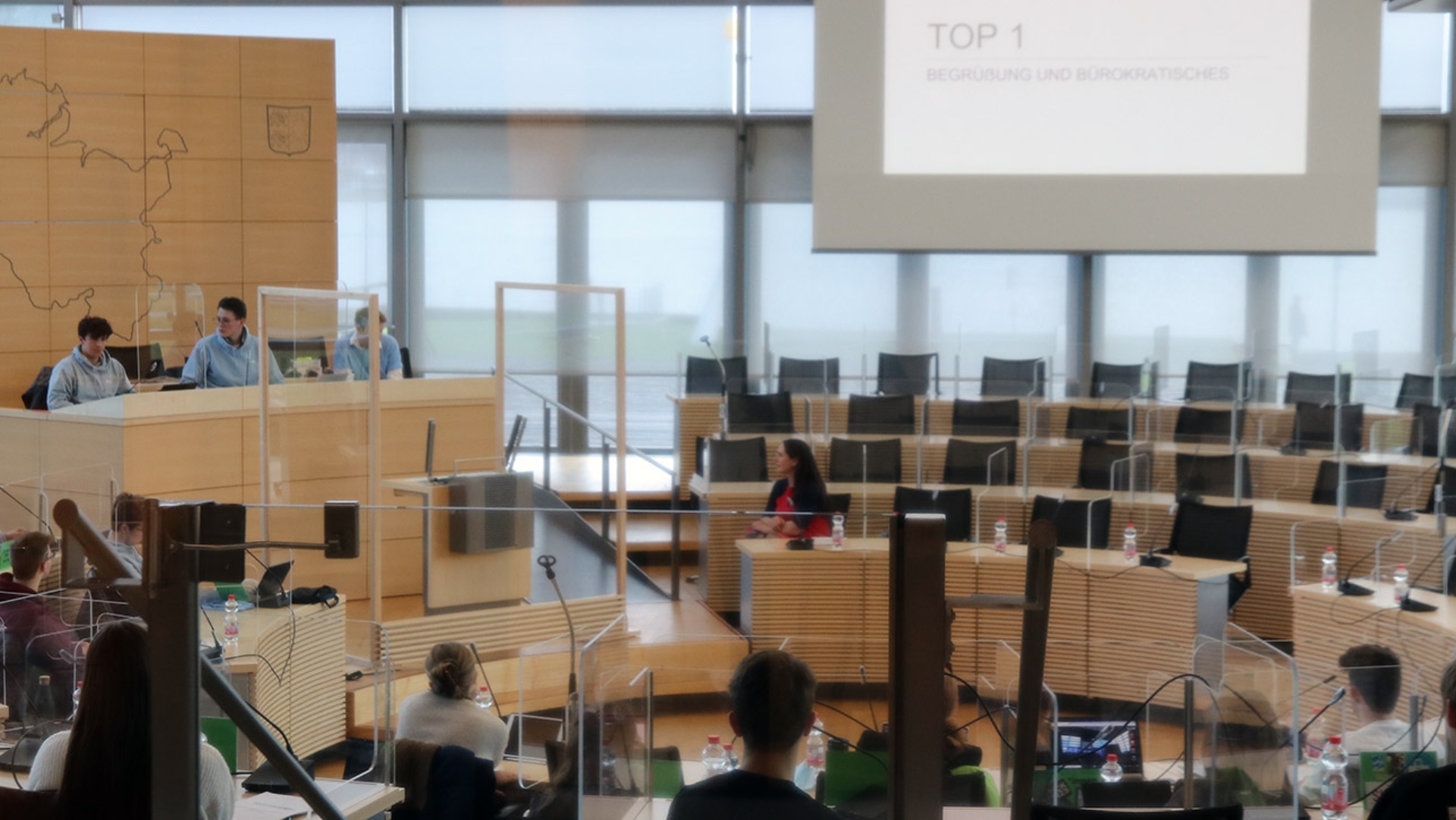 Das Landesschülerparlament tagt im Landeshaus. Landtagsvizepräsidentin Annabell Krämer ist zu Gast. 