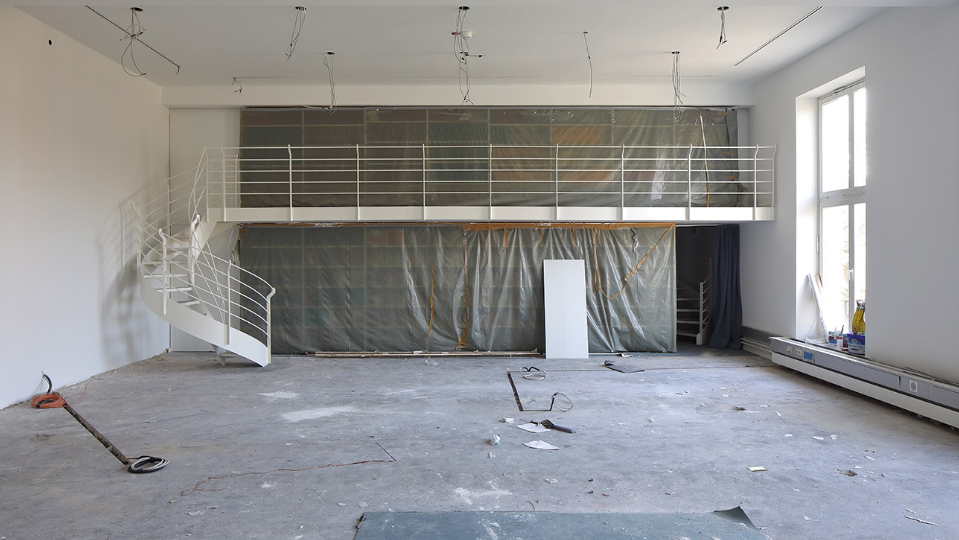 Bild zeigt eine Wand in der leeren Bibliothek, abgedeckt mit Folie. 