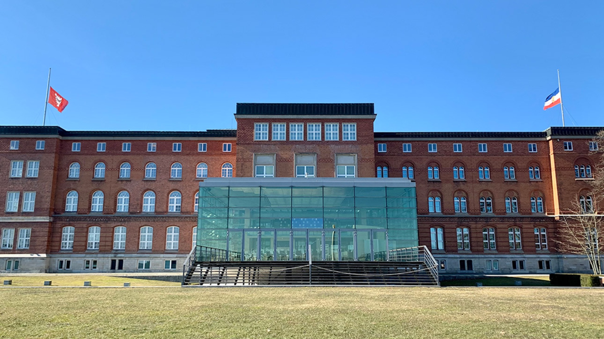 Die Flaggen auf den Landeshaus hängen auf Halbmast. 