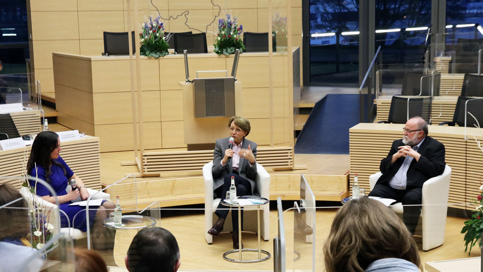 Die französische Botschafterin Anne-Marie Descôtes spricht implenarsaal mit Landtagsvizepräsidentin Krämer und dem Europaausschussvorsitzenden Baasch.