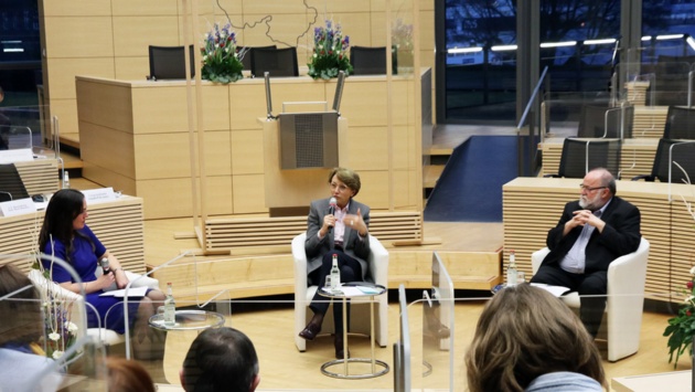 Die französische Botschafterin Anne-Marie Descôtes spricht implenarsaal mit Landtagsvizepräsidentin Krämer und dem Europaausschussvorsitzenden Baasch.