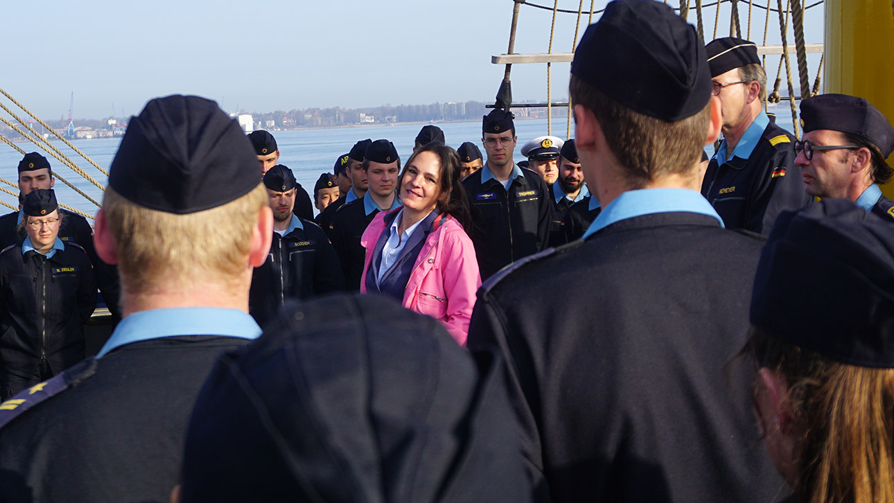 Landtagsvizepräsidentin Annabell Krämer begrüßt die Besatzung der Gorch Fock zurück in Kiel.