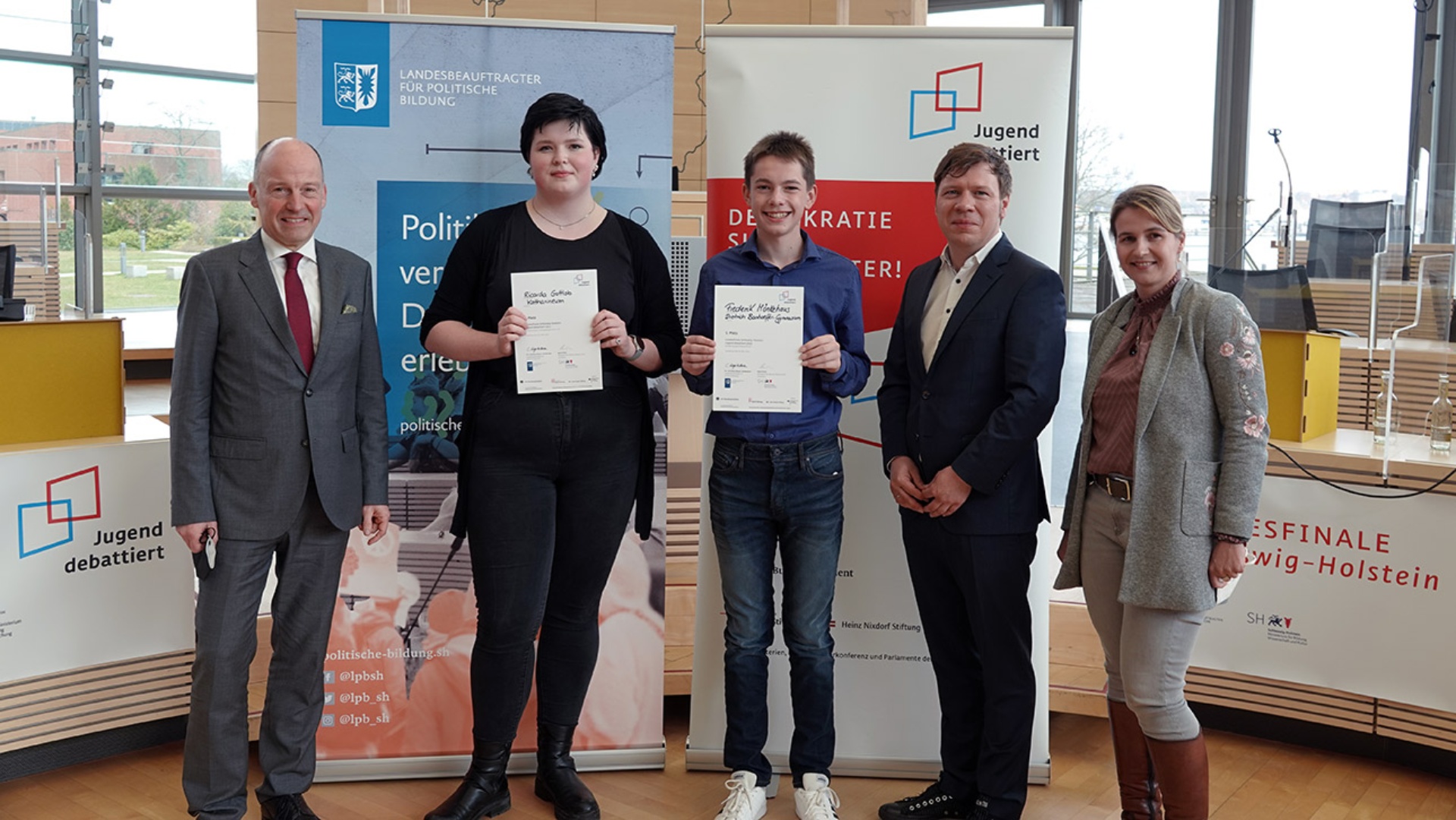 Siegerfoto von Jugend debattiert 2022 im Plenarsaal