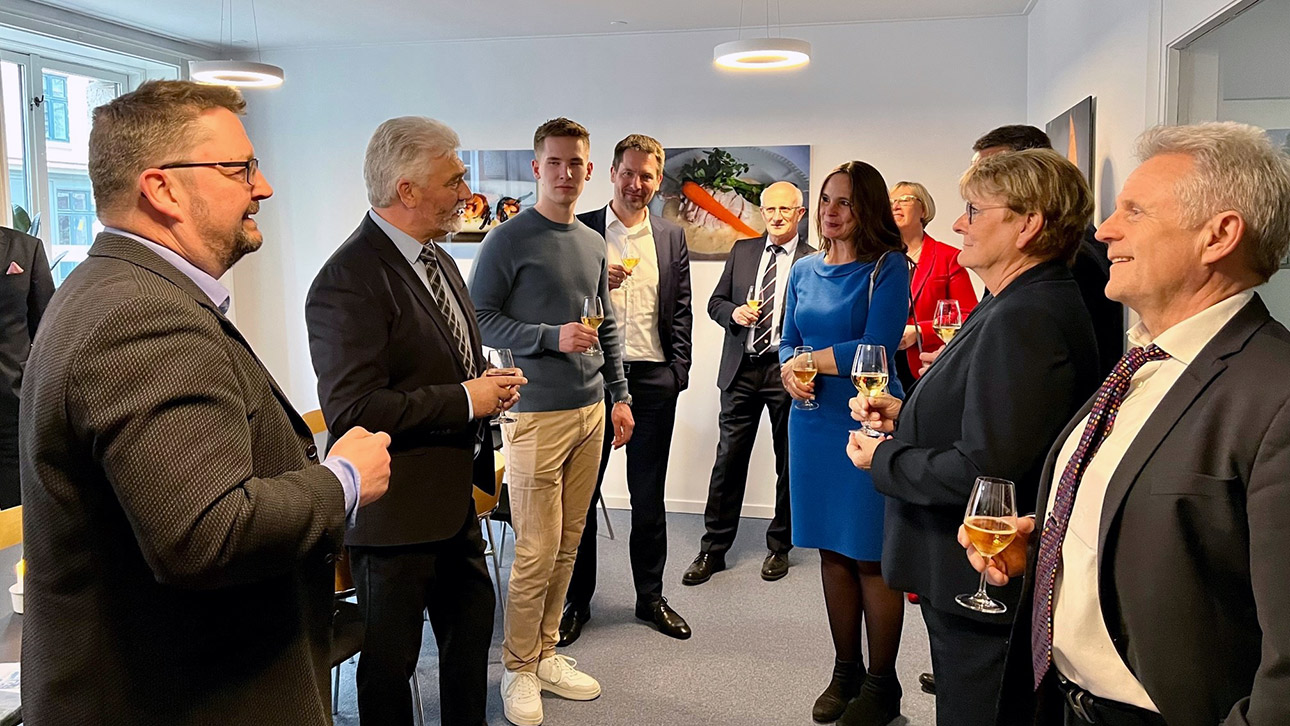 Der Leiter des Sekretariats der Deutschen Minderheit, Harro Hallmann (l.), empfängt die Delegation aus Schleswig-Holstein