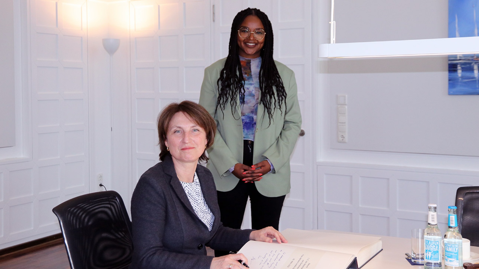 Foto fürs Protokoll: die rumänische Botschafterin Adriana Loreta Stănescu und Landtagsvizepräsidentin Aminata Touré nach dem Eintrag in das Gästebuch des Landtages.