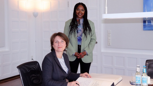Foto fürs Protokoll: die rumänische Botschafterin Adriana Loreta Stănescu und Landtagsvizepräsidentin Aminata Touré nach dem Eintrag in das Gästebuch des Landtages.