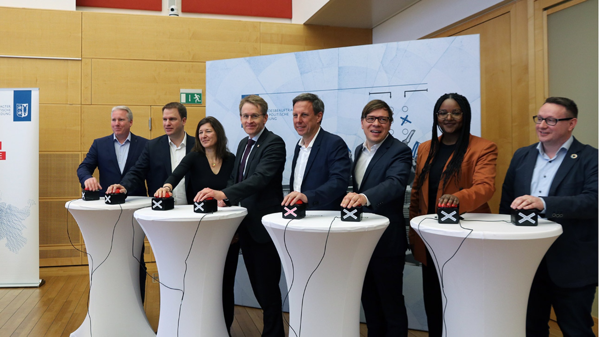 Wahl_O_Mat Freischaltung Spitzenpolitiker © Foto: Landtag, Regina Baltschun Politiker des Landes, darunter die Spitzenkandidaten von CDU, SPD und Grünen, Daniel Günther, Thomas Losse-Müller, Aminate Touré, drücken gemeinsam auf den Startknopf für den Wahl-O-Mat.