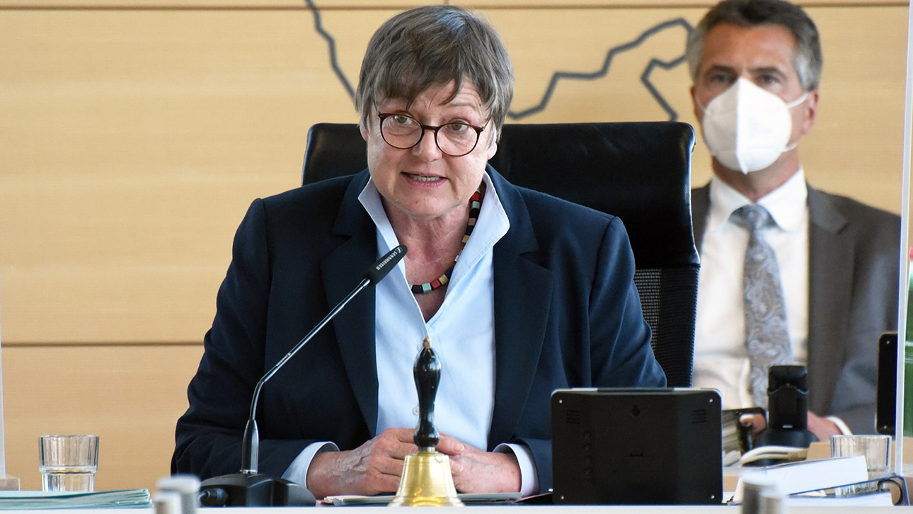 Landtagsvizepräsidentin Kirsten Eickhoff-Weber hält eine Rede. 