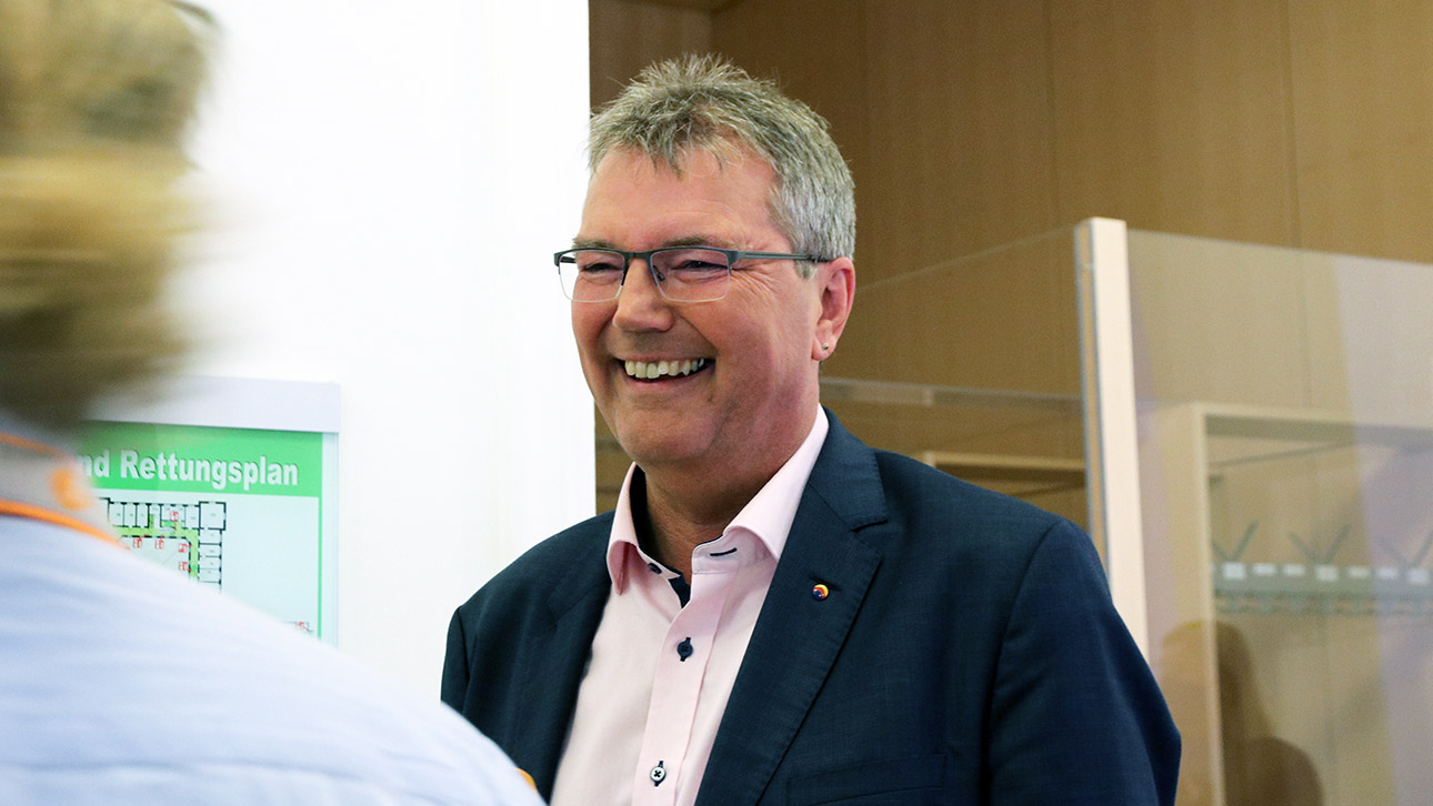 Lars Harms, Spitzenkandidat vom Südschleswigschen Wählerverband (SSW), freut sich nach der Bekanntgabe erster Prognosen bei der Landtagswahl am 8. Mai 2022..