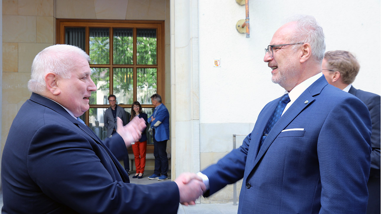 Landtagspräsident Klaus Schlie (li.) empfängt mit Handschlag den lettischen Staatspräsidenten Eglis Levits vor dem Landtag.
