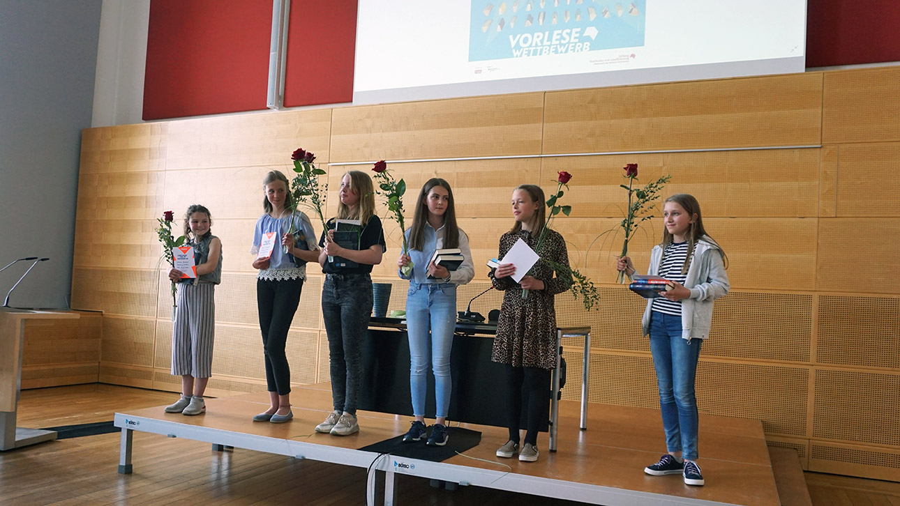 Die Finalistinnen des Vorlesewettbewerbs 2022 (v. li.): Antonia Niemeier, Hanna Elisabeth Durgeloh, Zoe Wrobel, Hanna Inci Graupe, Emilie Wunderlich, Anny Lee Meyer. 