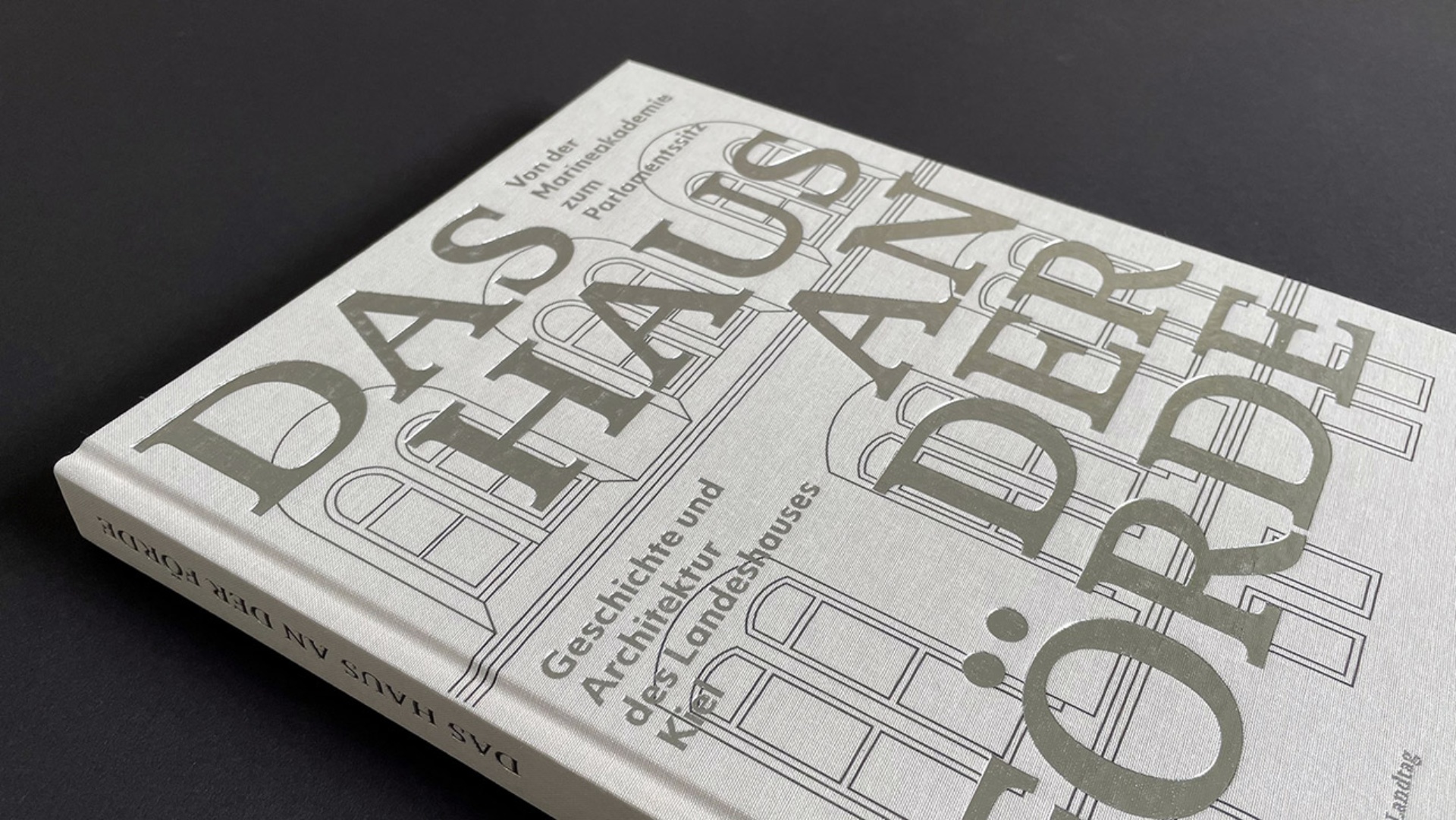 Blick auf das Cover des Bildbandes  mit dem Titel „Das Haus an der Förde. Von der Marineakademie zum Parlamentssitz – Geschichte und Architektur des Landeshauses Kiel“