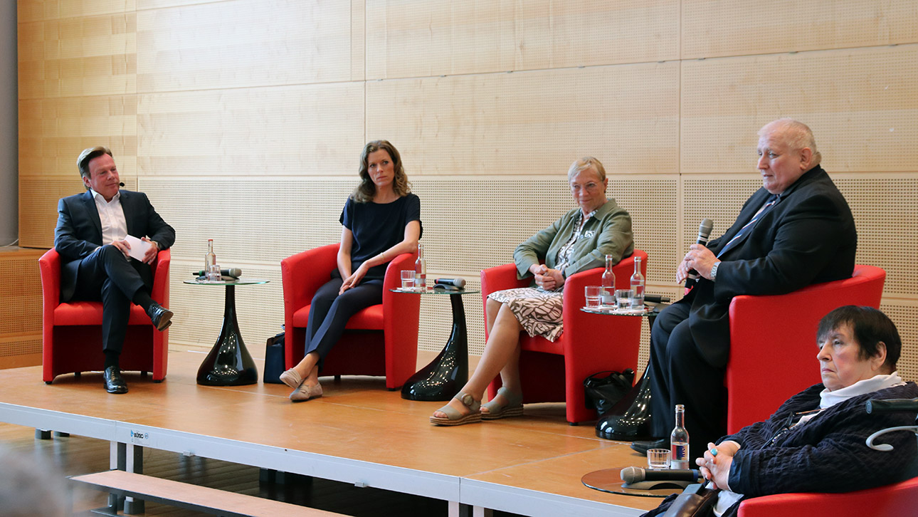 Gesprächsrunde bei der Buchvorstellung über Geschichte, Politik und Demokratie mit Moderator Andreas Otto (R.SH), Julia Stein (Politik-Redakteurin NDR), Anke Spoorendonk (ehemalige SSW-Abgeordnete und Justizministerin), Klaus Schlie (Landtagspräsident), Brigitta Borchert (Malerin und Mitglied der „Norddeutschen Realisten“)