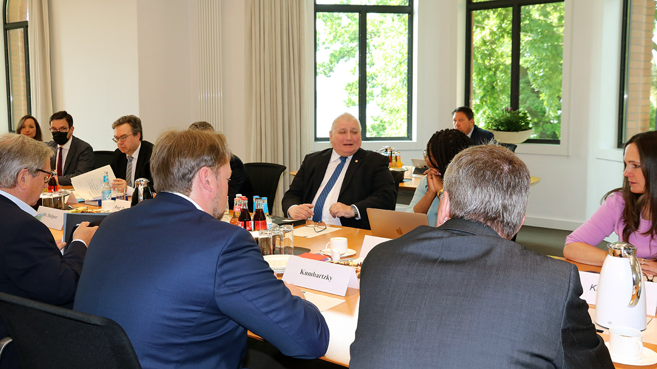 Landtagspräsident Klaus Schlie eröffnet eine Sitzung des Ältestenrates.