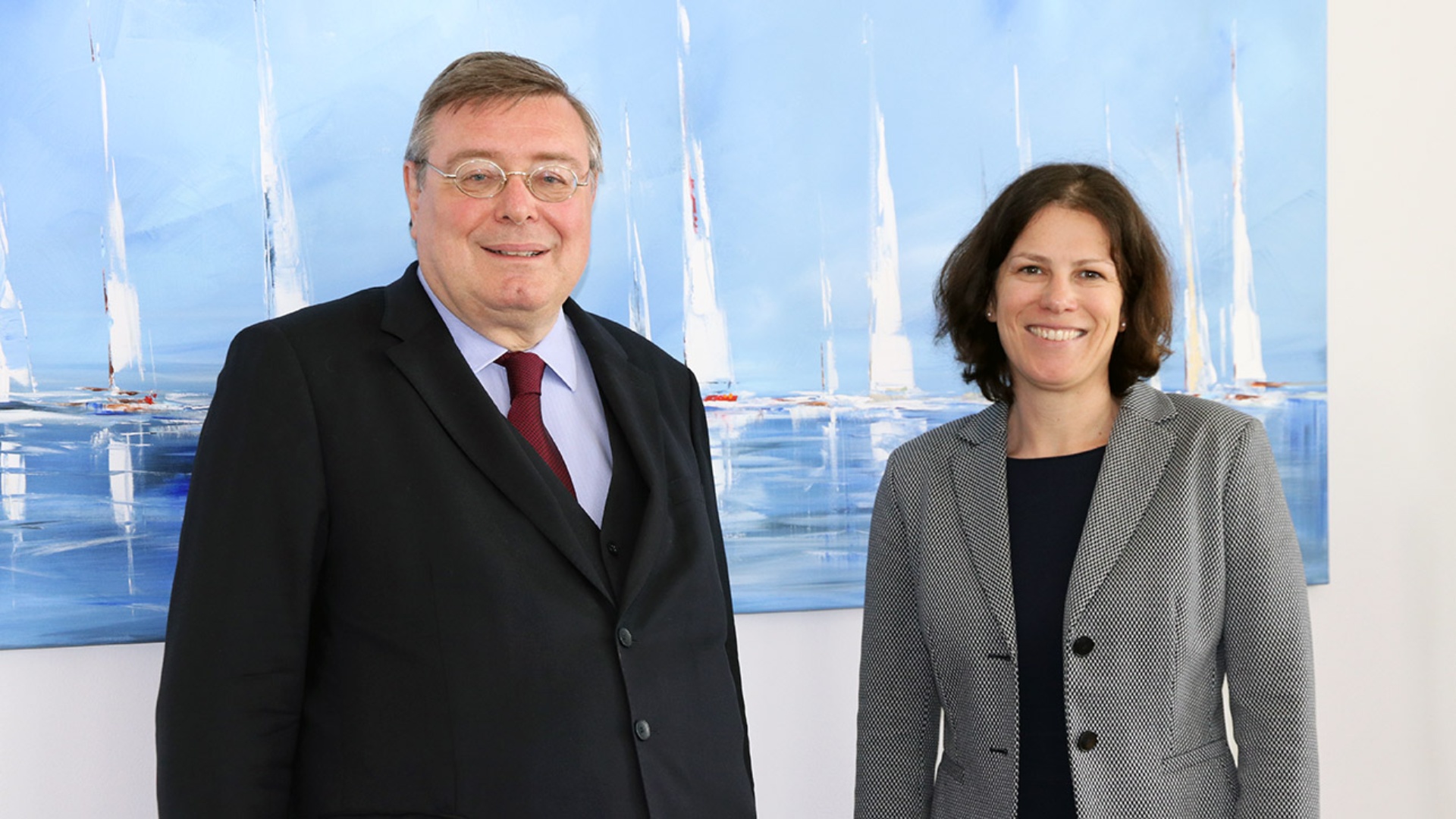 Landtagspräsidentin Kristina Herbst begrüßt den deutschen Botschafter in Dänemerk, Pascal Hector, in ihrem Dienstzimmer.