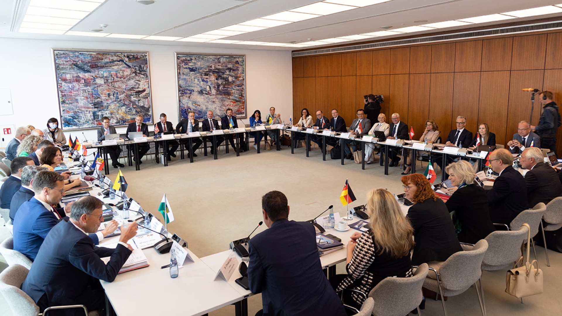 Die Teilnehmer der Landtagspräsidentenkonferenz sitzen im Quadrat in einem Konferenzsaal der Bremischen Bürgerschaft