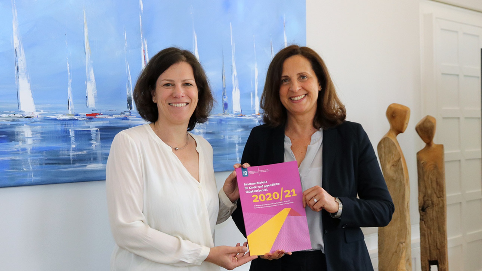 Die Ombudsperson für Kinder- und Jugendhilfe, die Bürgerbeauftragte Samiah El Samadoni (re.), überreicht ihren Tätigkeitsbericht an Landtagspräsidentin Kristina Herbst.