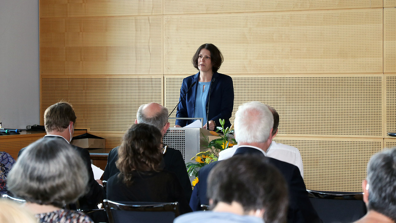 Landtagspräsidentin Kristina Herbst hält eine Rede in der Feierstunde zum 60jährigen Jubiläum der Gesellschaft für Christlich-Jüdische Zusammenarbeit im Schleswig-Holstein-Saal.