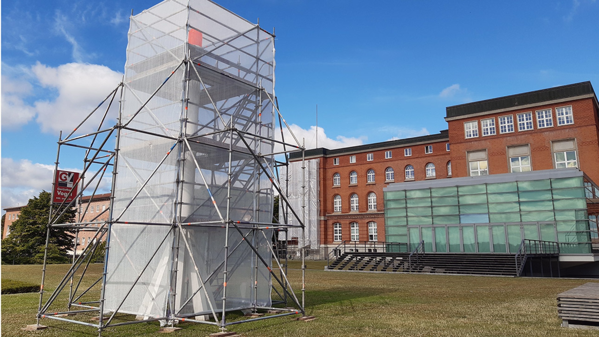 Die "Arbeitslampe" vor dem Plenarsaal ist von unten bis oben mit einem Gerüst und Schutzfolie versehen.