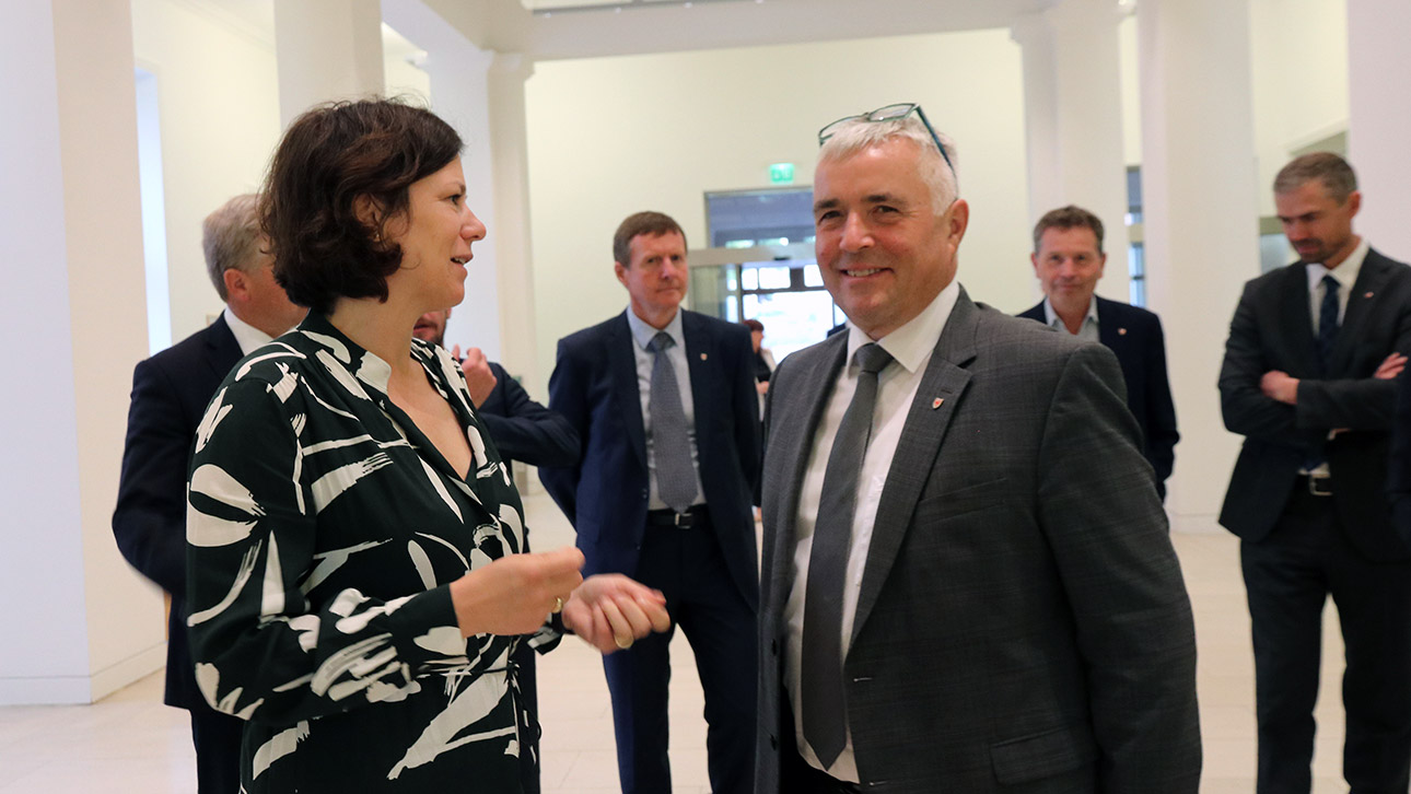 Parlamentspräsidentin Kristina Herbst und der Süddtiroler Vizelandtagspräsident Josef Noggler in einem Gespräch im Landeshaus.