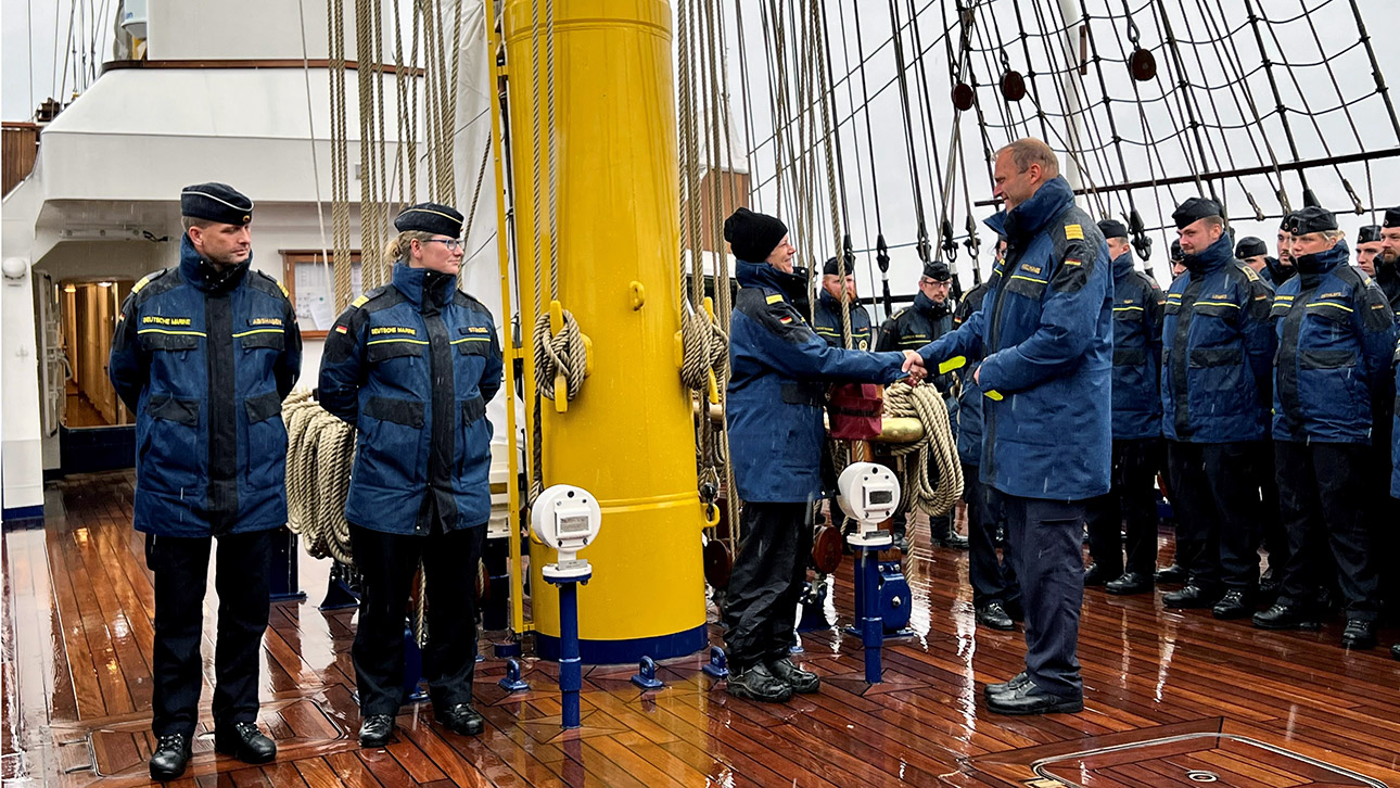 An Bord der Gorch Fock begrüßt Kommandant Kapitän zur See Andreas-Peter Graf von Kielmansegg Landtagspräsidentin Kristina Herbst.