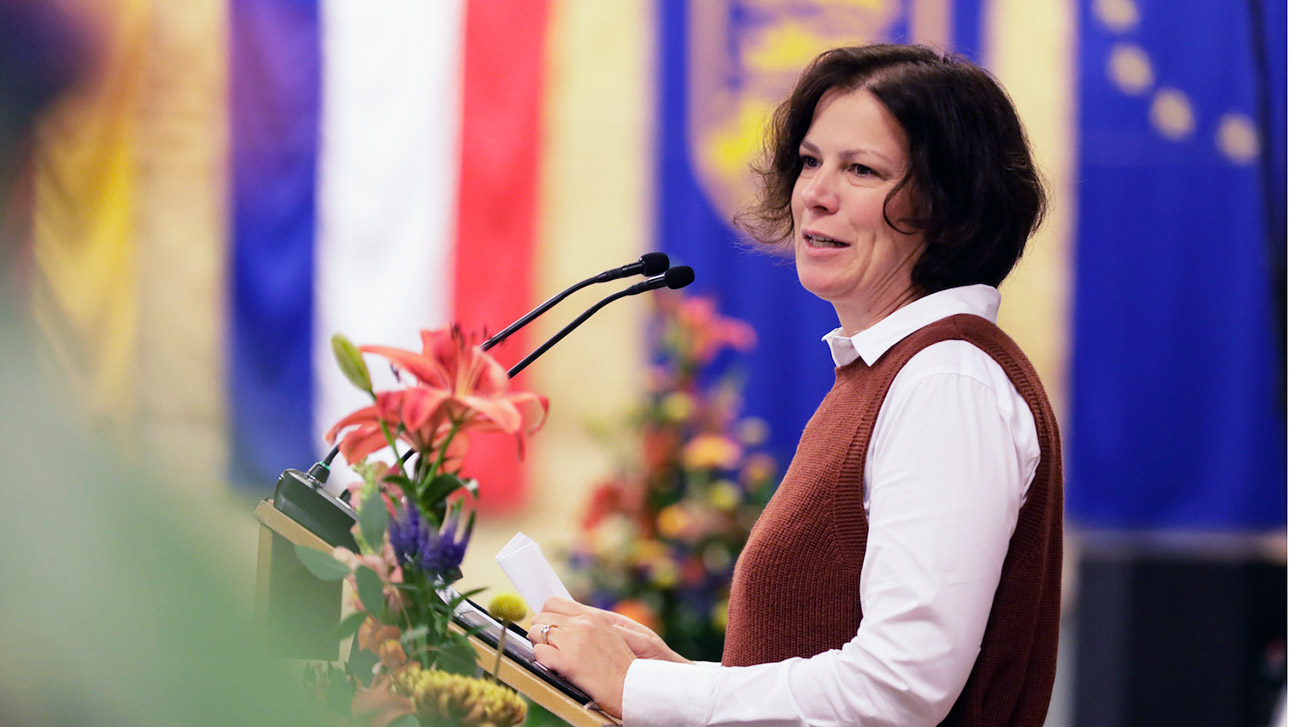 Landtagspräsidentin Kristina Herbst hält eine Rede beim 