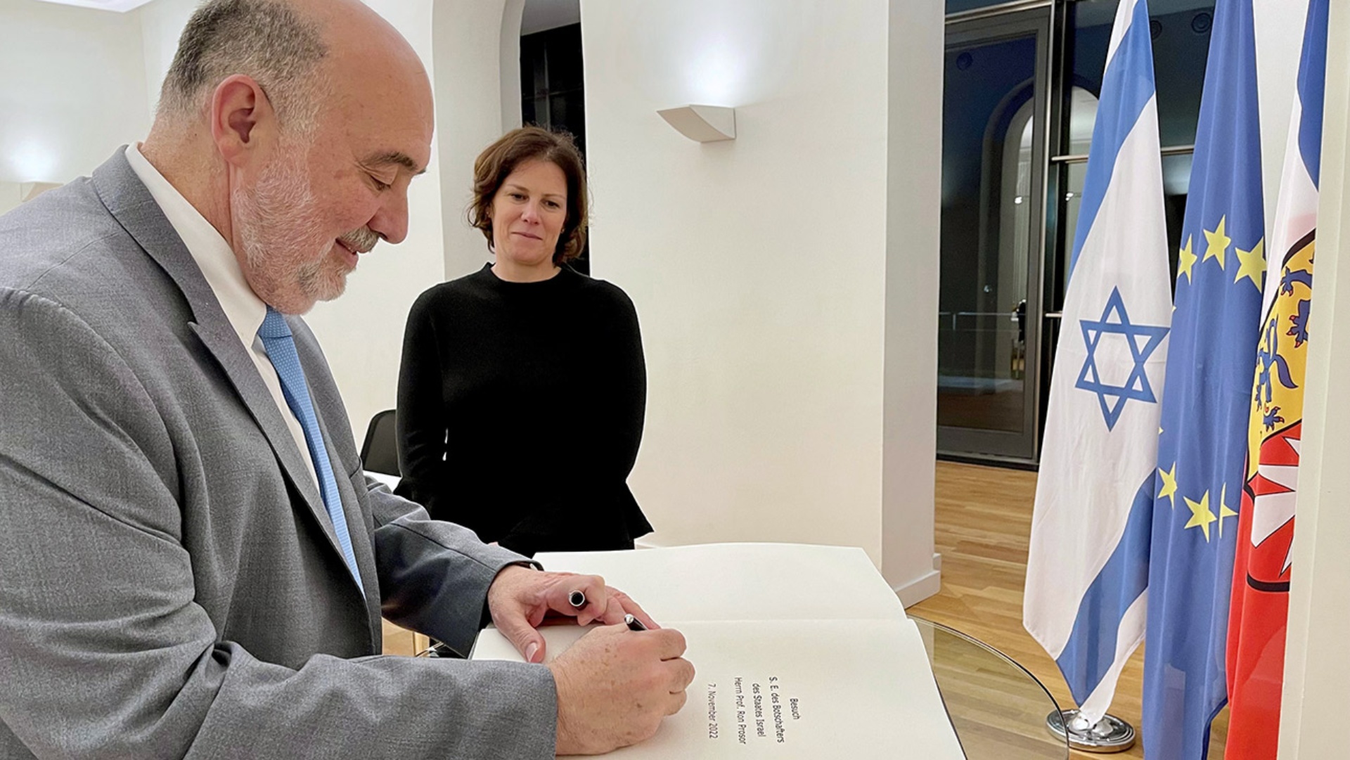 Der Botschafter Israels in Deutschland, Ron Prosor, trägt sich ins Gästebuch des Landtages ein. Im Hintergrund Landtagspräsidentin Kristina Herbst.
