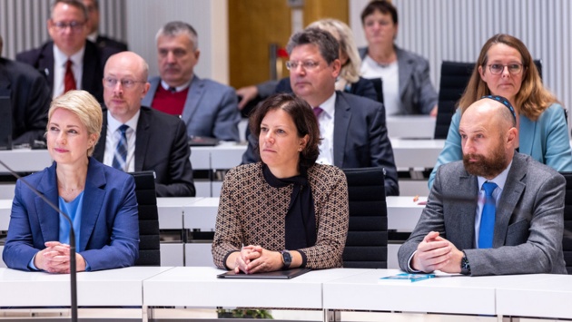 Yuriy Kadnykov, Landesrabbiner des Landesverbandes der Jüdischen Gemeinden in Mecklenburg-Vorpommern, sitzt im Plenarsaal des Landtags von Mecklenburg-Vorpommern bei der Feierstunde für die Opfer der nationalsozialistischen Pogrome gegen die Juden von 1938 neben Kristina Herbst (M), Präsidentin des Schleswig-Holsteinischen Landtages, und Manuela Schwesig (l, SPD), der Ministerpräsidentin von Mecklenburg-Vorpommern. 