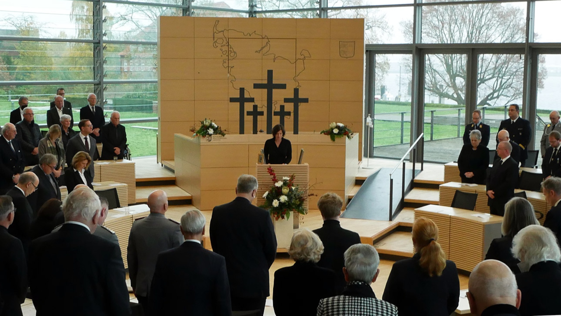 Im Plenarsaal des Landtages wird der Opfer von Krieg und Gewaltherrschaft gedacht.