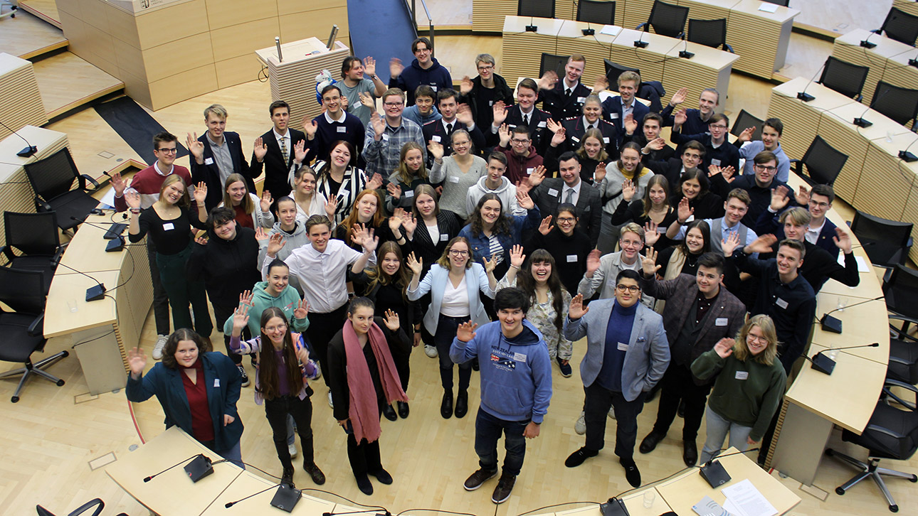Gruppenfoto mit den Teilnehmern von „Jugend im Landtag“ im Plenarsaal des Parlaments.