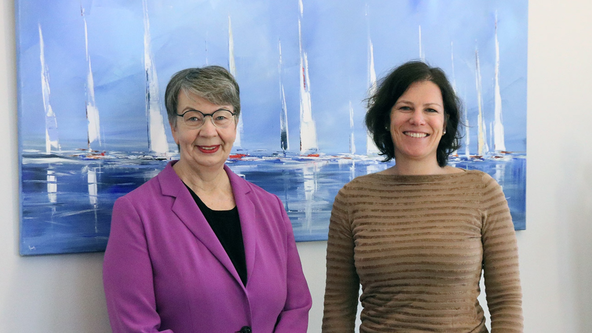 Landesbischöfin Kristina Kühnbaum-Schmidt und Landtagspräsidentin Kristina Herbst stehen nebeneinander im Amtszimmer der Präsidentin.