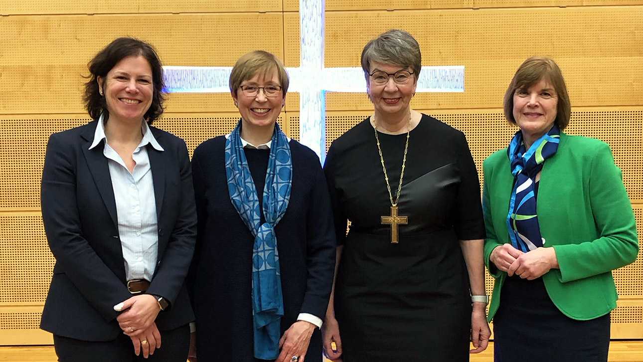 Grupenfoto mit Landtagspräsidentin Herbst, Claudia Bruweleit, Landesbischöfin Kristina Kühnbaum-Schmidt und der Vorsitzenden des Landfrauenverbandes S-H Ulrike Rohr