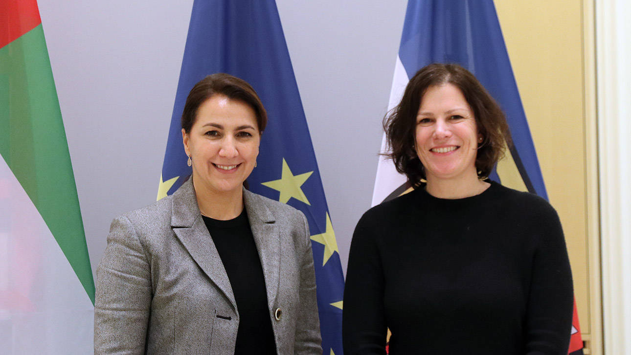 Landtagspräsidentin Kristina Herbst und die Umweltministerin der VAE, Mariam Al Mheiri, stehen nebeneinander für ein Pressefoto.