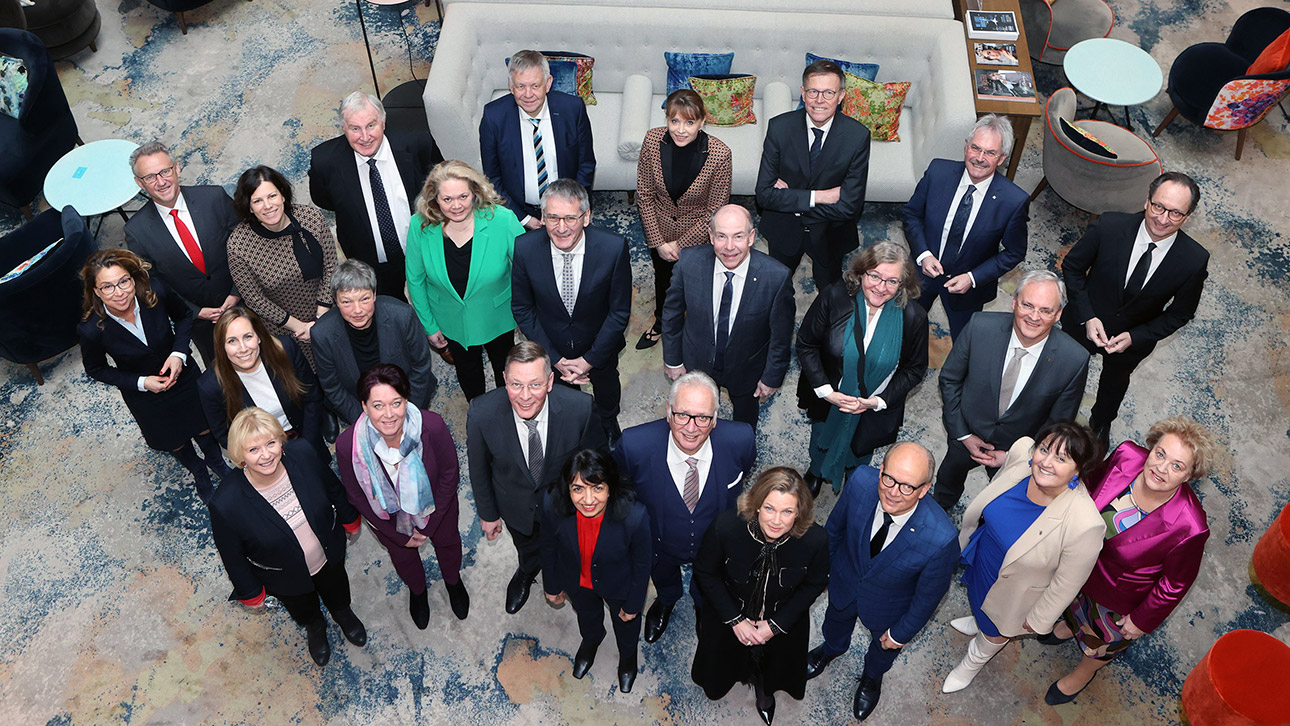 Gruppenfoto der Präsidentinnen und Präsidenten der Landtage von Deutschland und Österreich, Südtirol und der Deutschsprachigen Gemeinschaft Belgiens.