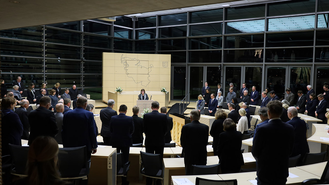 Die rund 120 Gäste gedenken der Opfer des Nationalsozialismus im Penarsaal des Landtages.