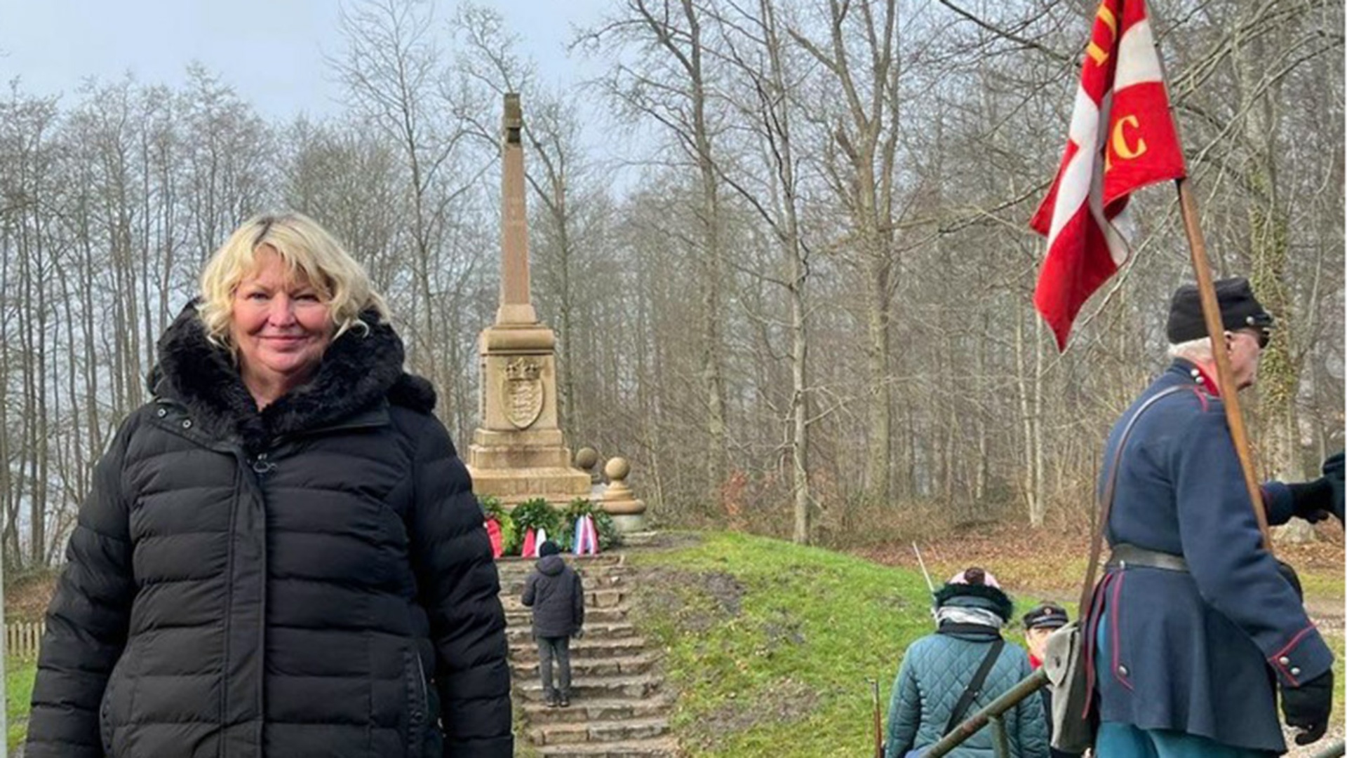 Vize-Landtagspräsident Jette Waldinger-Thiering steht vor dem Dänen-Denkmal beim Oeversee-Gedenkmarsch.