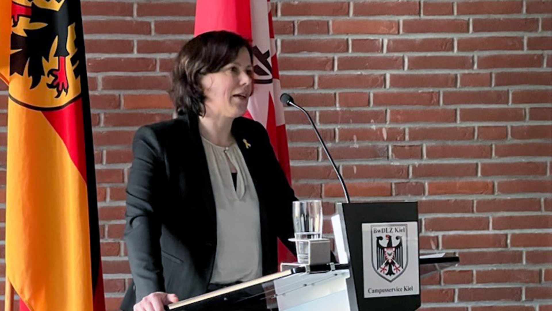 Landtagspräsidentin Kristina Herbst hält ein Grußwort beim Bundeswehrempfang in Kiel.