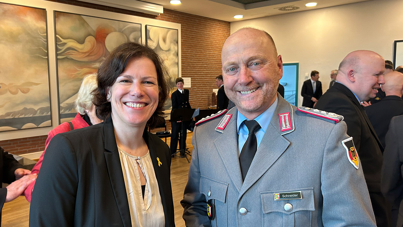 Landtagspräsidentin Kristina Herbst und Oberst Axel Schneider, Kommandeur Landeskommando Schleswig-Holstein, lächeln in die Kamera.