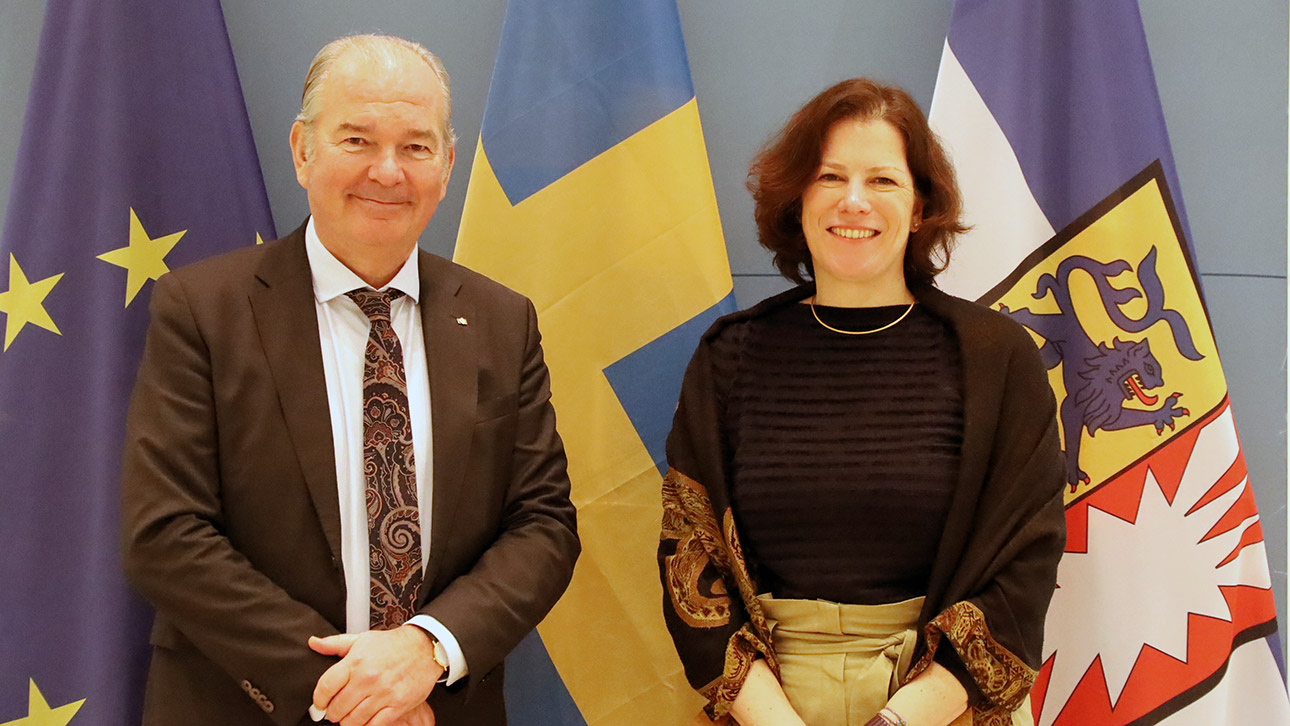 Der Botschafter Per Anders Thöresson steht neben Landtagspräsidentin Kristina Herbst