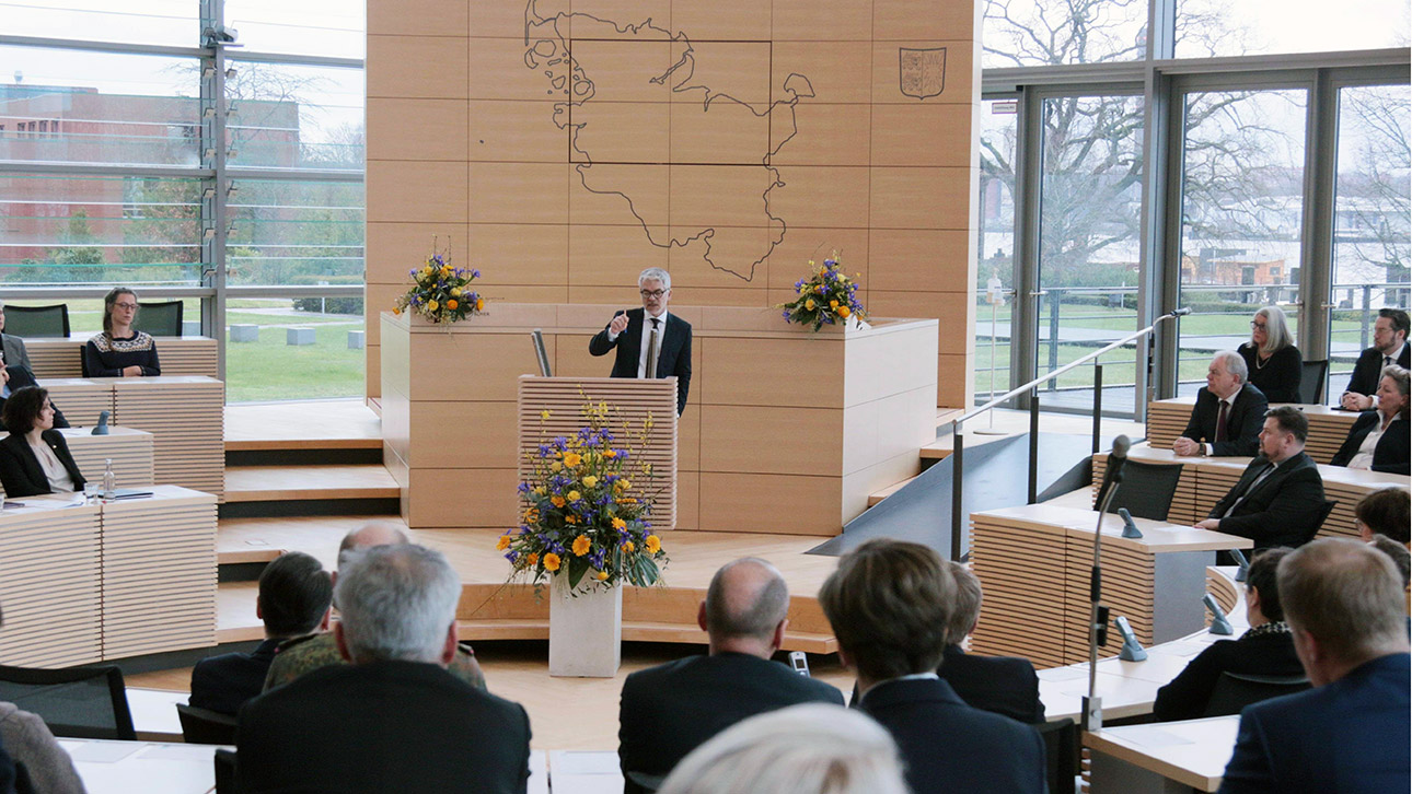 Carlo Masala, Professor für internationale Politik an der Bundeswehr-Uni München, hält eine Rede im Plenarsaal des Landtages.