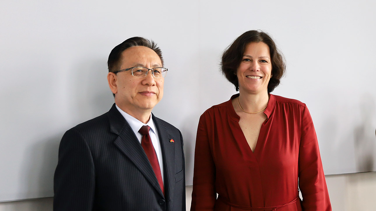 Generalkonsul Cong und Landtagspräsaidentin Herbst posieren für ein Pressefoto im Amtszimmer der Präsidentin.